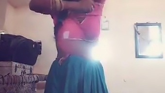 Desi Village Bhabhi Zostaje Przyłapana Na Masturbacji.