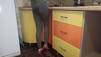 Video Făcut Acasă Cu Mama Vitregă Care Îi Face O Muie Vecinului Ei Înșelat