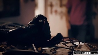 Деми Сутра, Междурасова Крава, Язди Големия Член На Фотографа В Hd Видео.