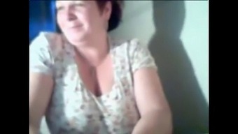 Nonna Amatoriale Mostra Il Suo Seno In Webcam