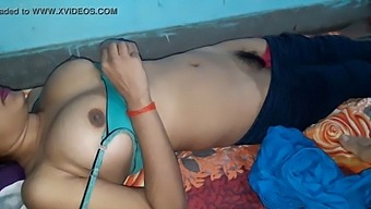 Брюнетката Бхаби Разтяга Тясната Си Путка В Индийски Порно