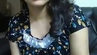 Remaja Berpayudara Besar Memuaskan Dirinya Sendiri Dalam Video Buatan Sendiri