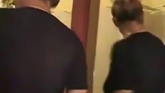 Ibu Baru Membawa Anak Tiri Ke Bak Mandi
