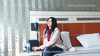 Adolescente Inocente Faz Sua Estreia Pornô Em Vídeo De Alta Definição