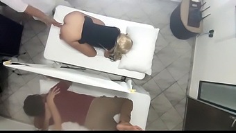 Η Όμορφη Σύζυγος Απολαμβάνει Ένα Αισθησιακό Μασάζ Ενώ Ο Κερατάς Σύζυγός Της Παρακολουθεί