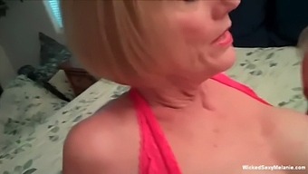 Zrela Lepotica Z Velikimi Joški Daje Retro Stil Blowjob