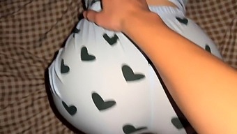 继妹从后面被操并穿着睡衣记录下来