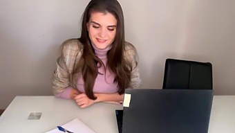 Стъпка Майка Става Непослушна С Доведения Си Син В Офиса И Прави Ръчна Работа