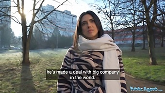 Студентка Делает Грубый Минет На Публике.