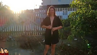 我的妻子邀请送货员到她的卧室玩乐