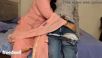 Ibu India Dewasa Menjadi Horny Dan Memuaskan Hasratnya