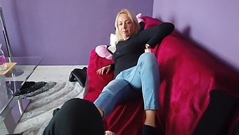Първоначалният Опит На Една Блондинка С Фут Фетишизма