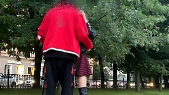 रूसी 18 साल की डार्सी डार्क अपने बॉयफ्रेंड के साथ रेस्तरां सेक्स का आनंद लेती है।