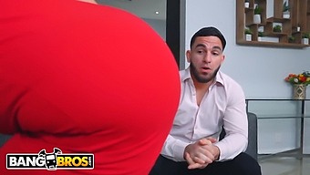 丰满的熟女和她的情人最好的朋友的感性三人行