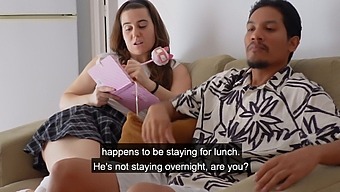 玛蒂娜与她父亲的亲密伴侣的挑逗行为