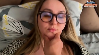 สาวรัสเซียที่มีหน้าอกใหญ่และก้นกลมถูกเย็ดโดยลูกเลี้ยงของเธอในวิดีโอโฮมเมดที่น่าเหลือเชื่อ