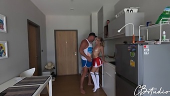 Syväkurkku- Ja Siemensyöksykokoelma Kuumasta Cheerleaderista Ennen Peliä
