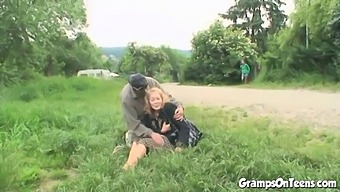 Младо Момиче Се Наслаждава На Секс С Опитен Мъж Отзад.