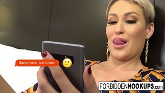 Seorang Milf Berpayudara Besar Dijari Dan Dientot.