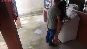 Dospívající Manželka Si Nechává Umýt Auto A Opravit Zadek Mechanikem, Když Je Její Manžel Pryč