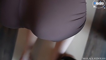 아마추어 계단 누나의 요가 세션은 큰 자지와 정액의 뜨거운 만남으로 변합니다