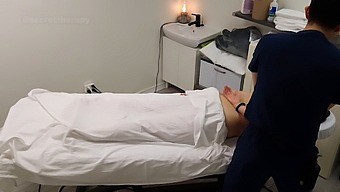 Seksi Kanadalı Emma, Flörtöz Bir Kişiliğe Sahip Dolgun Göğüslü Bir Milf, Bir Masaj Sırasında Cinsel Aktiviteye Giriyor