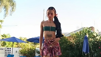 เจ้าหญิงตัวเล็กเผชิญหน้ากับมอนสเตอร์ขนาดใหญ่อย่างต่อเนื่องในการเผชิญหน้าที่น่ากลัว