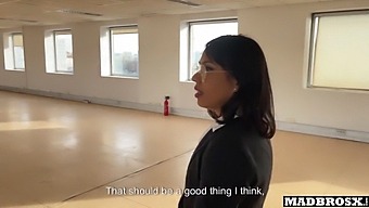 Агент По Недвижимости Трахается Во Время Просмотра Недвижимости И В Уборной, Чтобы Закрыть Сделку!