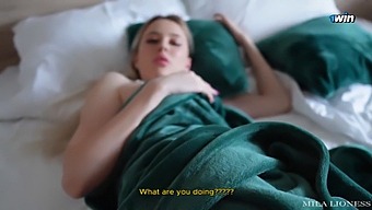 Zakrivený Nevlastný Syn Je Odmietnutý Nevlastnou Matkou, Ale Stále Sa Mu Darí Dostať Hlboký Orálny Sex