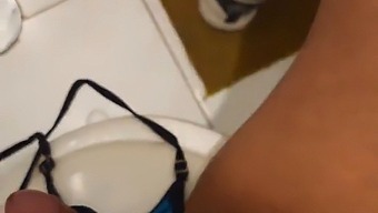 ผู้หญิงที่เป็นผู้ใหญ่ค้นพบความสุขของตัวเองในชุดชั้นในและมีส่วนร่วมในการมีเพศสัมพันธ์ทางปากจนกว่าฉันจะถึงจุดสุดยอด