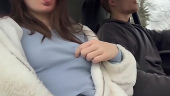 Una Película Porno Navideña Casera Con Una Pequeña Pareja Amateur De Morenas.