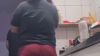 Гореща Пухкава Мащеха С Големи Цици Я Ебат В Кухнята.