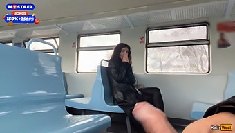 La Aventura En Tren Público De Katty West Y La Posterior Corrida.