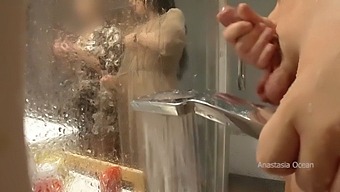 La Madrastra Lo Encuentra En El Baño Y Lo Encuentra Masturbándose, Le Gusta Mirar. Mi Familia Pervertida.