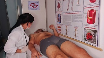 Момче Се Е Надървило Пред Медицинска Сестра.