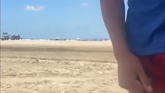 Fui À Praia E Deixei O Novinho Pegar Na Minha Bucha, É Lógico Que Eu Também Peguei No Pau Dele