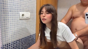 Милая 18-Летняя Малышка Получает Кремпай От Своего Отчима Прямо В Ванной.